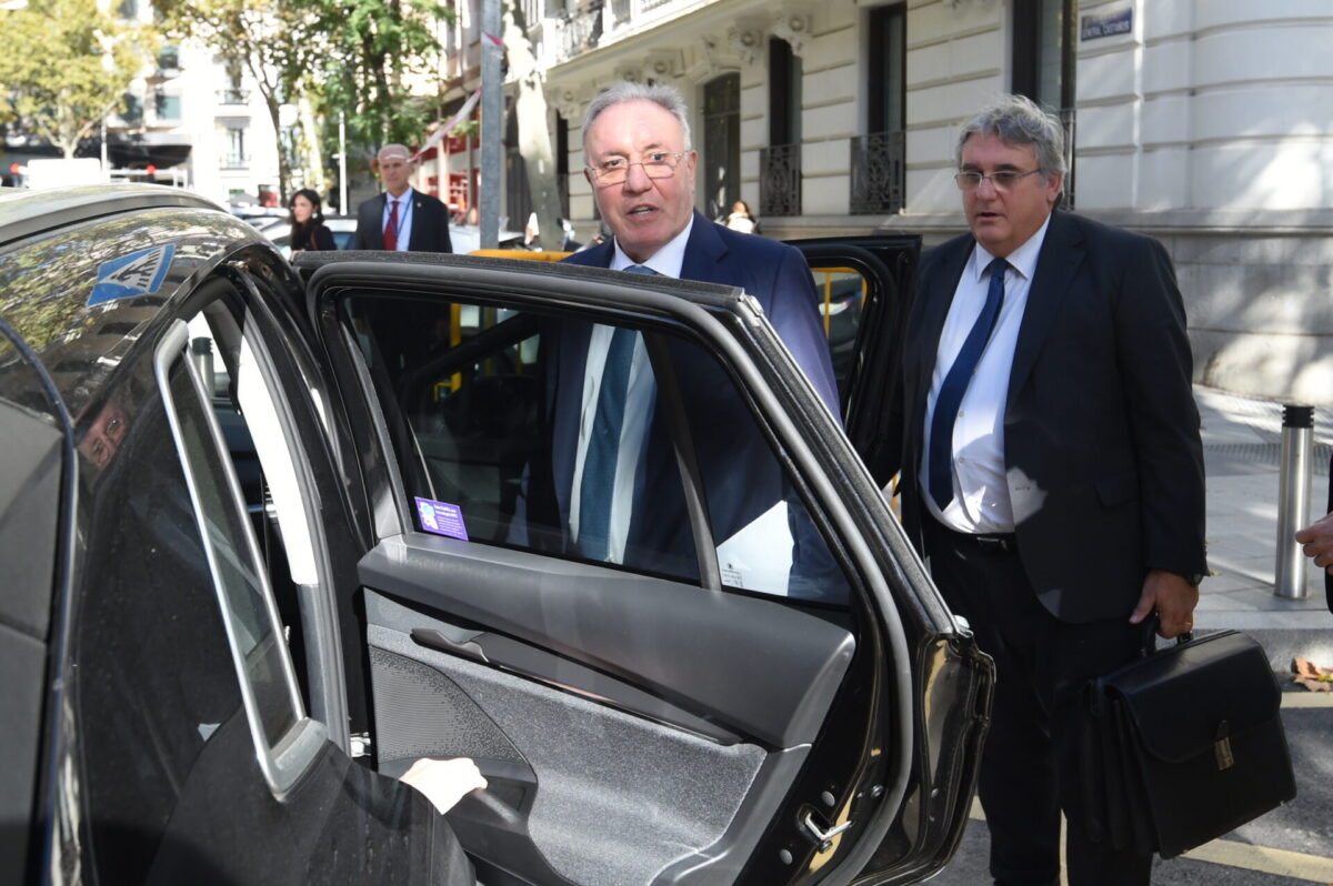 El presidente de Sidenor, José Antonio Jainaga (c), durante el juicio contra tres altos cargos de la empresa Sidenor en la Audiencia Nacional, a 12 de noviembre de 2025, en Madrid (España)