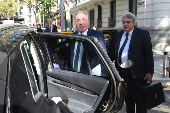 El presidente de Sidenor, José Antonio Jainaga (c), durante el juicio contra tres altos cargos de la empresa Sidenor en la Audiencia Nacional, a 12 de noviembre de 2025, en Madrid (España)