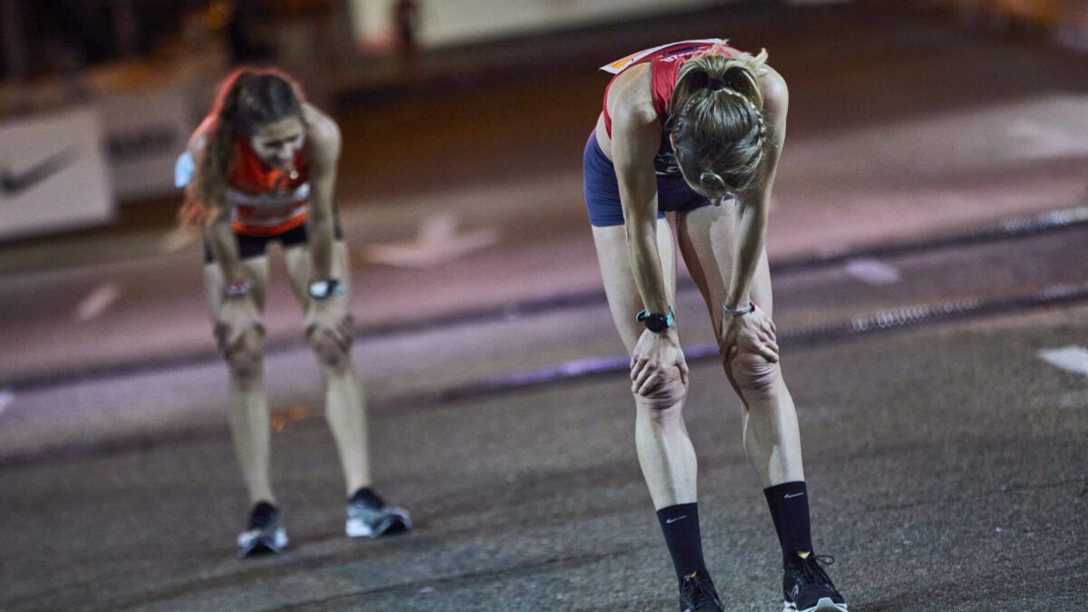 Dos corredoras de la categoría Élite Femenina al terminar la carrera San Silvestre Vallecana 2020, en Madrid (España), a 31 de diciembre de 2020