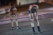 Dos corredoras de la categoría Élite Femenina al terminar la carrera San Silvestre Vallecana 2020, en Madrid (España), a 31 de diciembre de 2020