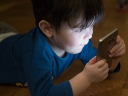Un niño ante la pantalla del móvil