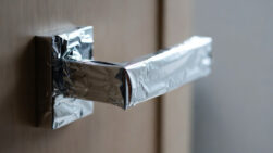 Papel aluminio en los picaportes de las puertas - Sociedad