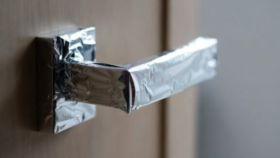 Papel aluminio en los picaportes de las puertas - Sociedad