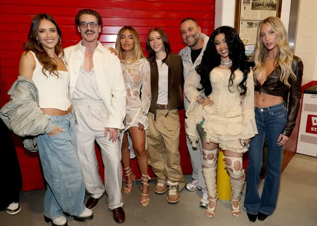 Pedro Pascal, Cardi B, Jessica Alba y Karol G en 'La Casita' 