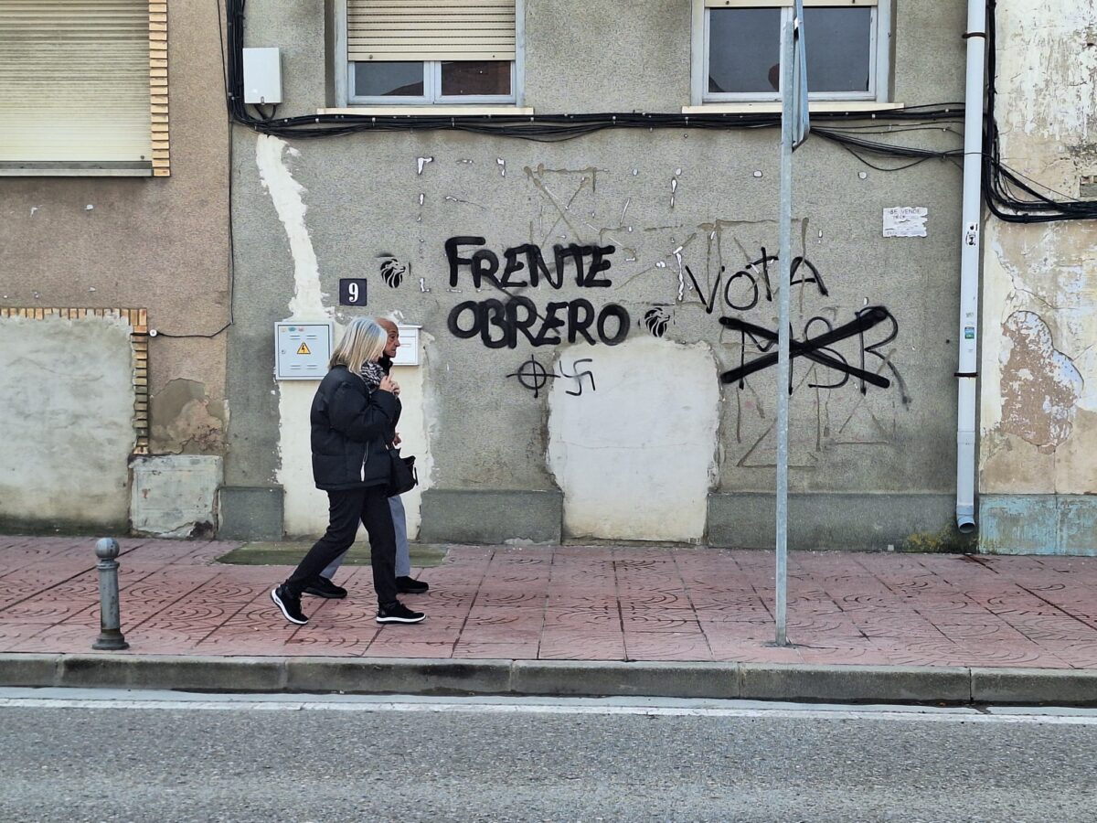 Vecinos pasean por una de las calles más céntricas del municipio zaragozano de La Puebla de Alfindén