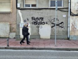 Vecinos pasean por una de las calles más céntricas del municipio zaragozano de La Puebla de Alfindén