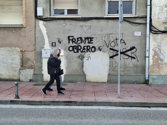 Vecinos pasean por una de las calles más céntricas del municipio zaragozano de La Puebla de Alfindén