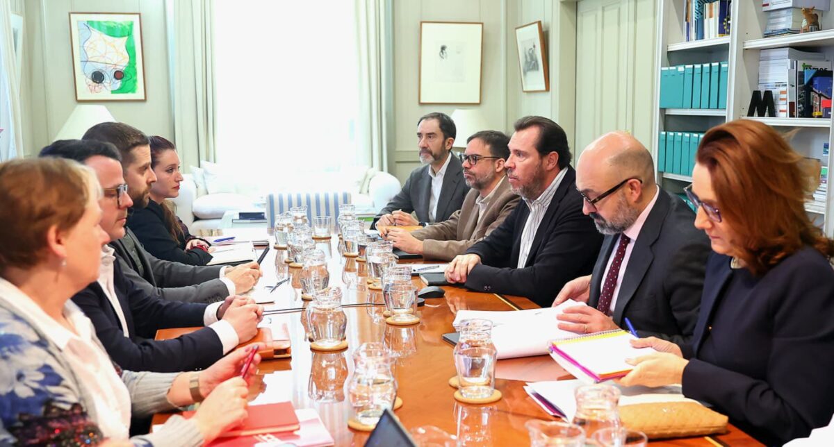 El ministro de Transportes, Óscar Puente, en la reunión con los sindicatos