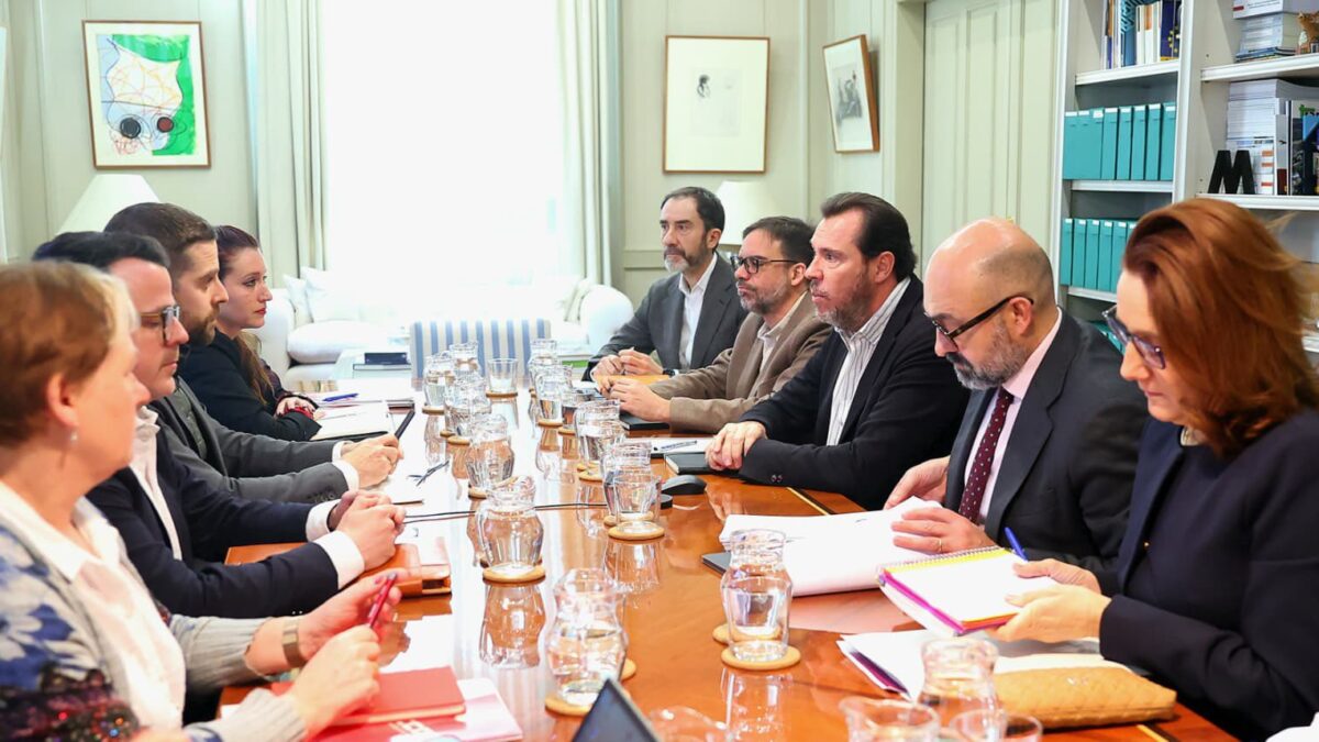 El ministro de Transportes, Óscar Puente, en la reunión con los sindicatos