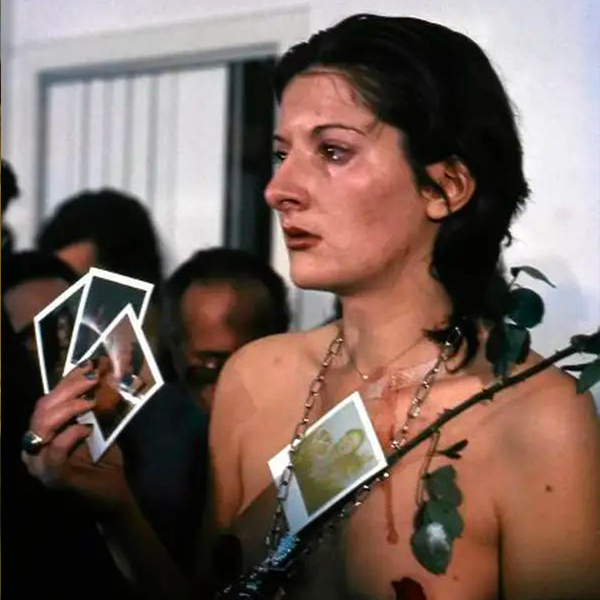 La performance de Marina Abramovic 'Rhythm 0' (1946)
