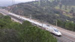 Imagen de un tren AVE a su paso por el tramo de vía, completamente restaurado, donde ocurrió el trágico accidente del pasado 18 de enero en Adamuz (Córdoba)