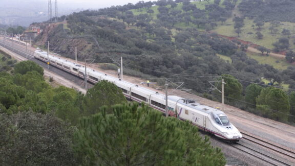 Imagen de un tren AVE a su paso por el tramo de vía, completamente restaurado, donde ocurrió el trágico accidente del pasado 18 de enero en Adamuz (Córdoba)