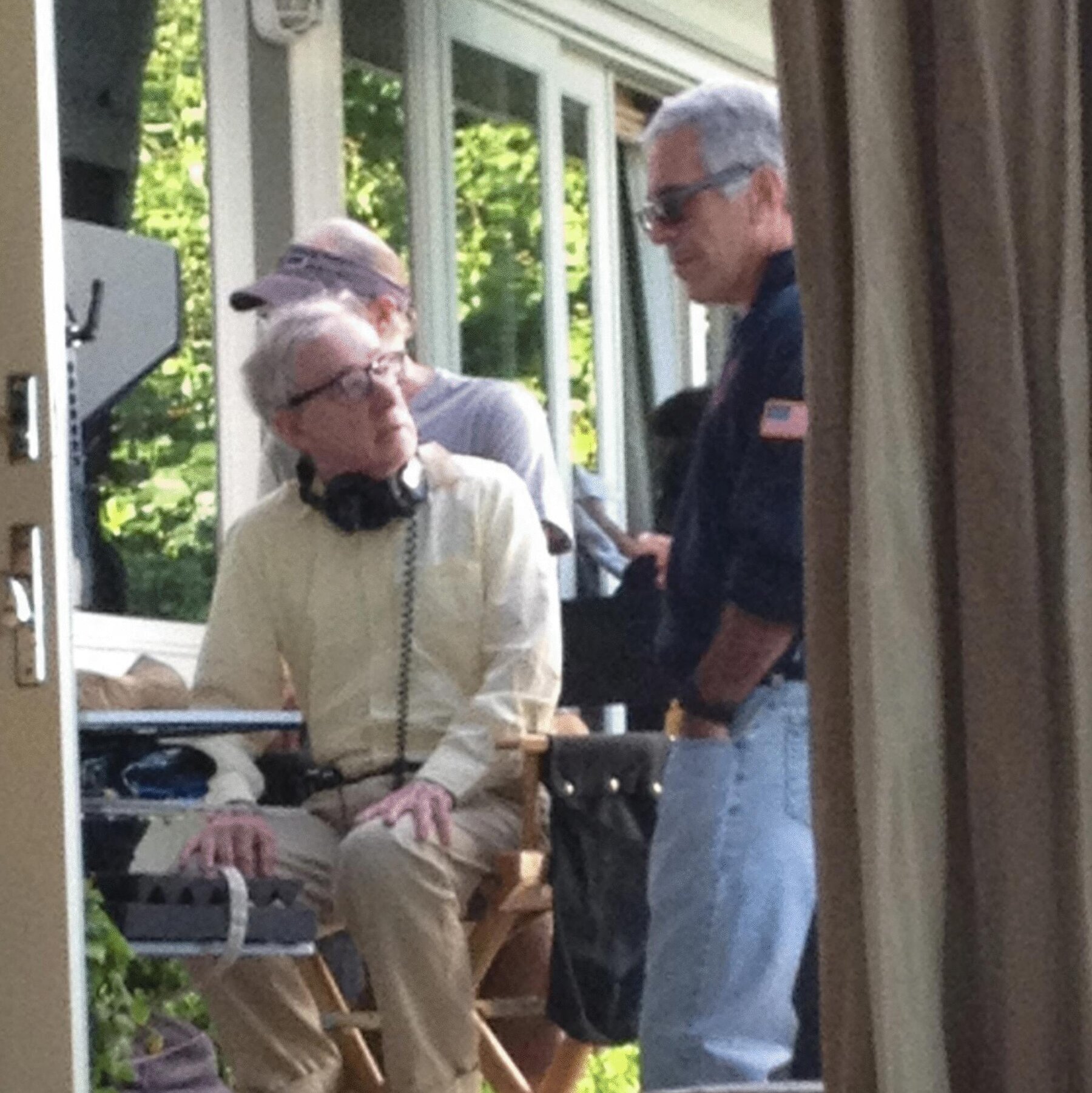 Woody Allen junto a Jeffrey Epstein en uno de los archivos liberados por el Departamento de Justicia de Estados Unidos