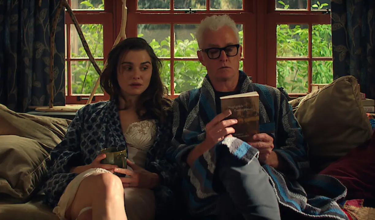 Rachel Weisz y John Slattery en 'Vladimir', de Netflix