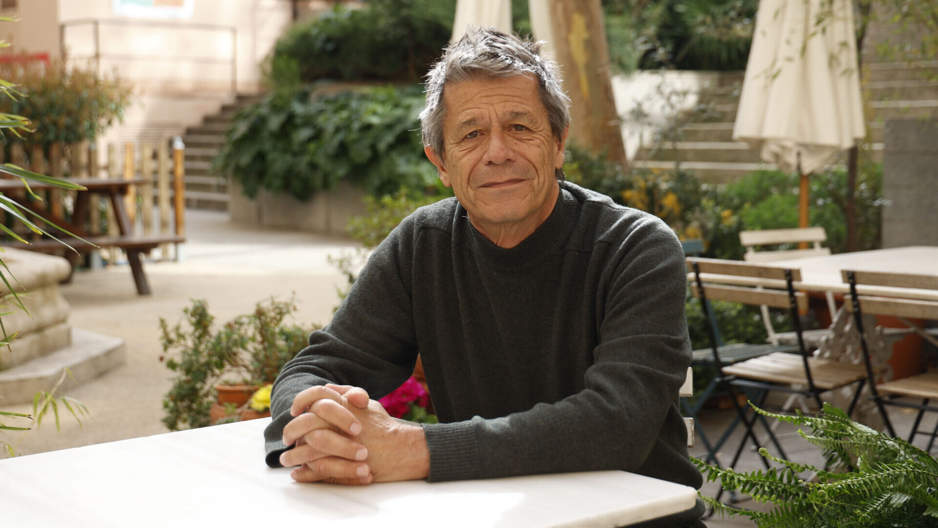 El francés Emmanuel Carrère, uno de los grandes autores contemporáneos, ahonda en la exploración familiar de sus antepasados en 'Koljós' (Anagrama)