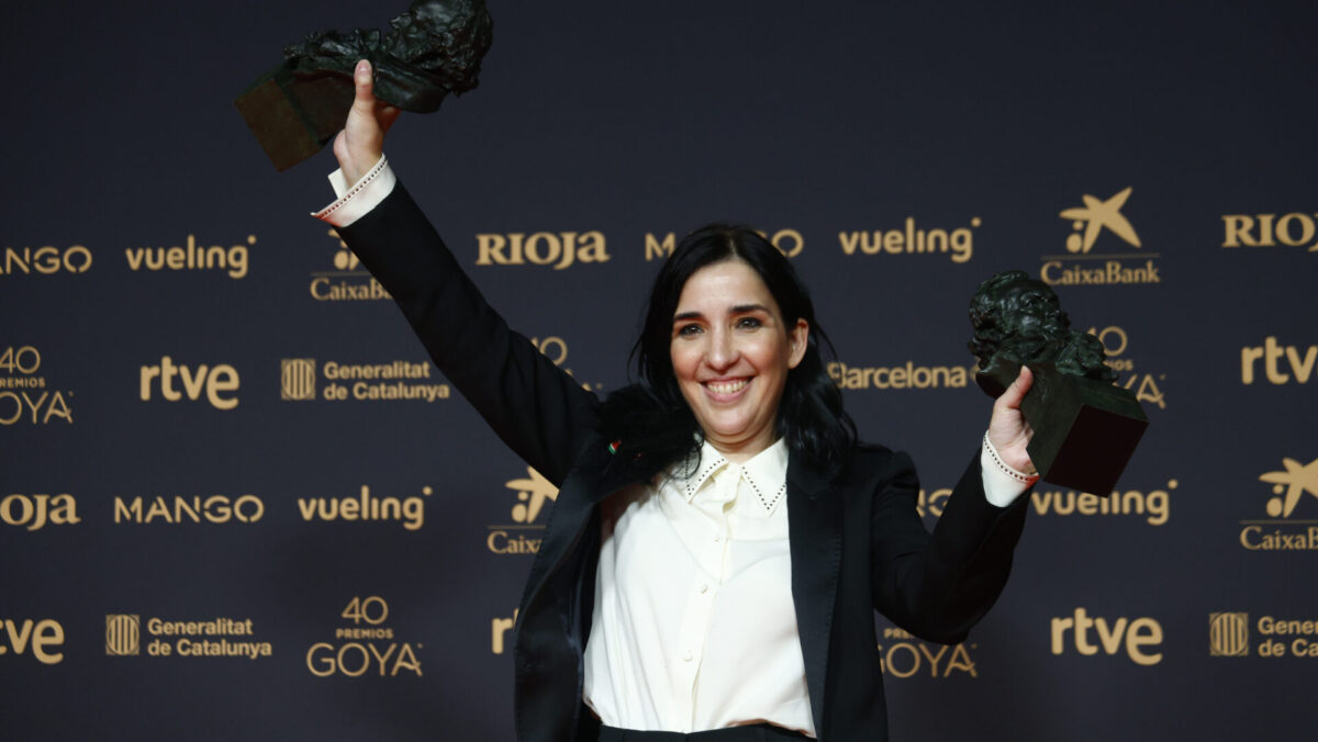 La directora Alauda Ruiz de Azúa posa con los Goyas a mejor guión original y mejor dirección por su película 'Los domingos'