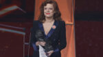 La actriz estaounidense Susan Sarandon recibe el Goya Internacional, durante la ceremonia de entrega de la 40 edición de los Premios Goya