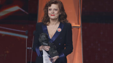 La actriz estaounidense Susan Sarandon recibe el Goya Internacional, durante la ceremonia de entrega de la 40 edición de los Premios Goya