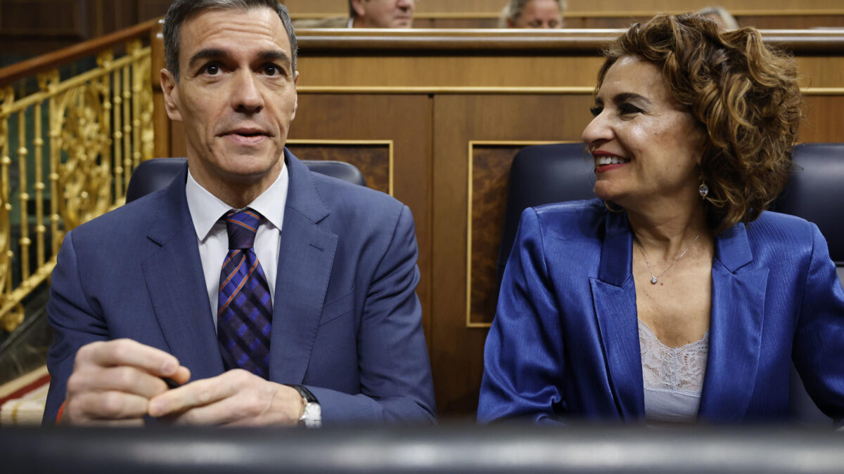 El presidente de Gobierno, Pedro Sánchez, y la vicepresidenta primera y ministra de Hacienda, María Jesús Montero, sentados en el hemiciclo del Congreso para asistir a la sesión de control al Ejecutivo que se celebra este miércoles.