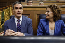 El presidente de Gobierno, Pedro Sánchez, y la vicepresidenta primera y ministra de Hacienda, María Jesús Montero, sentados en el hemiciclo del Congreso para asistir a la sesión de control al Ejecutivo que se celebra este miércoles.