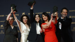 La directora Alauda Ruiz de Azúa y los productores posan con los Goyas a mejor guión original, mejor dirección y mejor película por 'Los domingos'