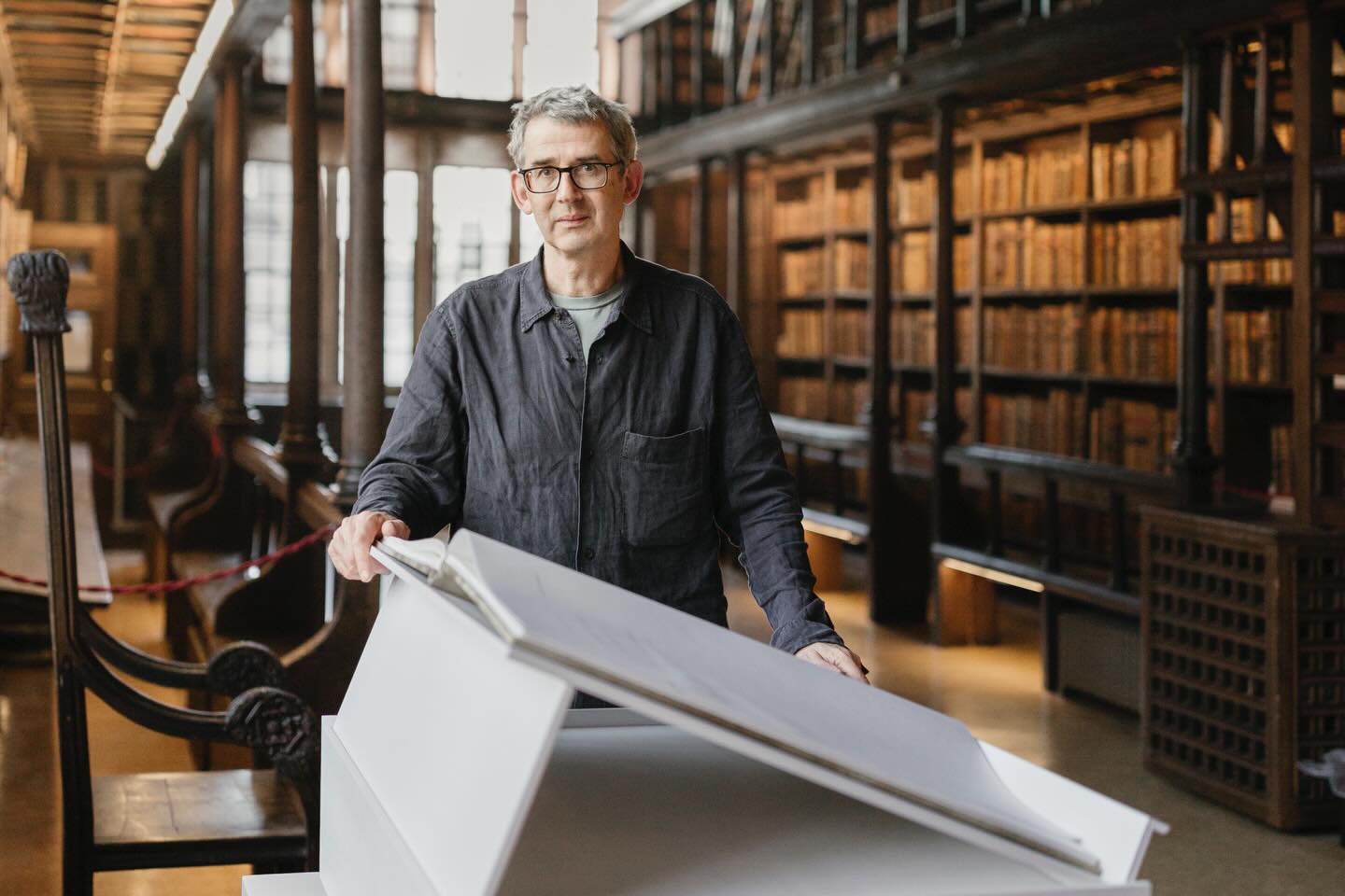 Edmund de Waal es un  artista inglés contemporáneo, maestro ceramista y autor.