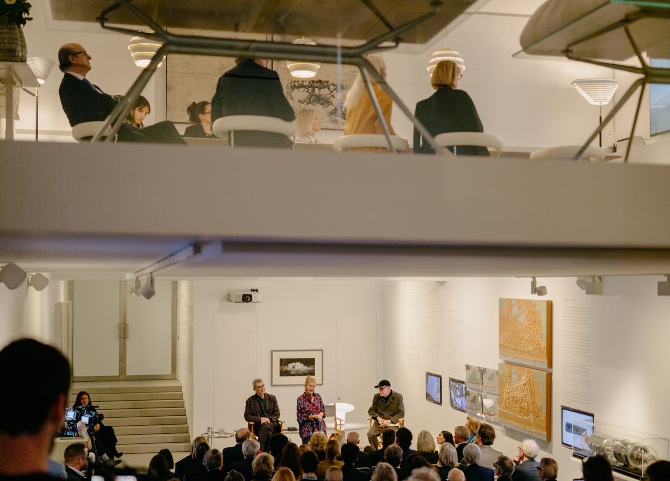 Ivorypress celebró su 30º aniversario con un evento especial protagonizado por el artista Edmund de Waal, en conversación con Hans Ulrich Obrist, comisario y director artístico de la Serpentine, y Elena Foster, fundadora y directora ejecutiva de Ivorypress.