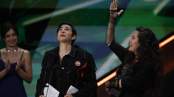La actriz Alba Flores y la cantante Silvia Pérez Cruz tras recibir el Goya a mejor canción original por ´Flores para Antonio´