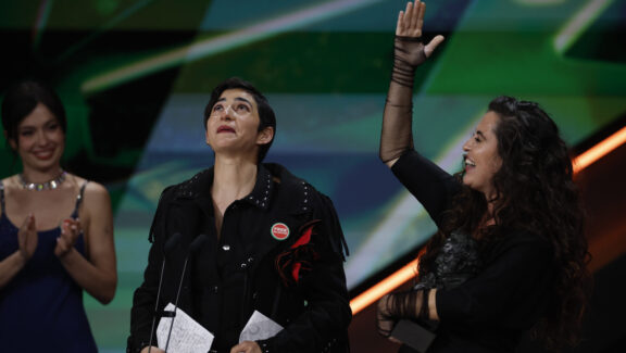 La actriz Alba Flores y la cantante Silvia Pérez Cruz tras recibir el Goya a mejor canción original por ´Flores para Antonio´