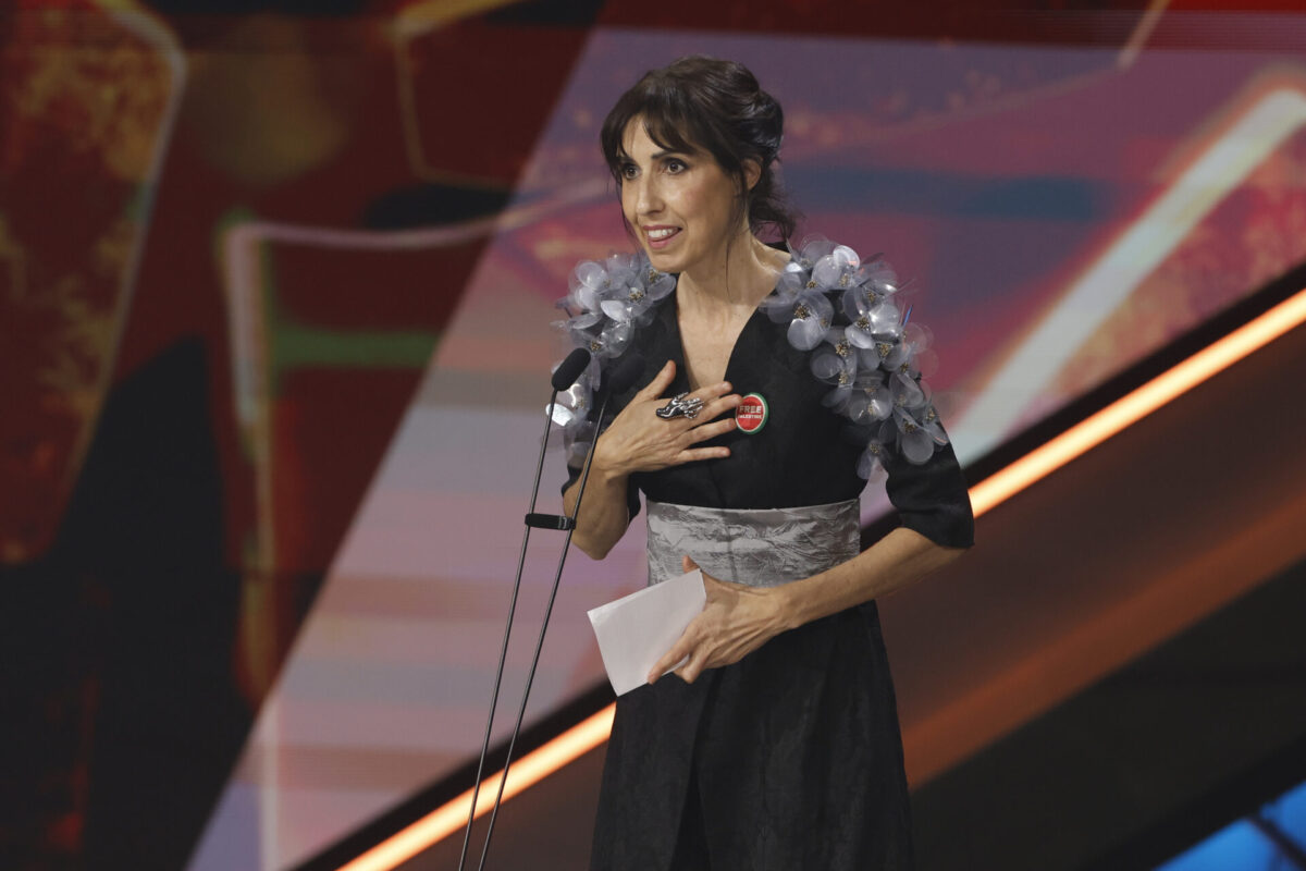 La directora Eva Libertad recibe el Goya a mejor dirección novel por su película ´Sorda´