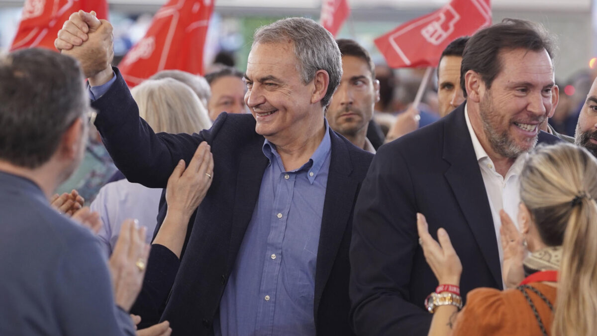 El expresidente del Gobierno José Luis Rodríguez Zapatero y el ministro de Transportes, Óscar Puente.