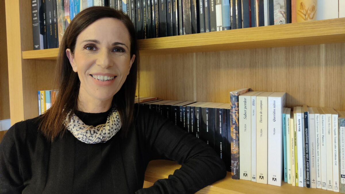 Ángeles Caballero, en su biblioteca