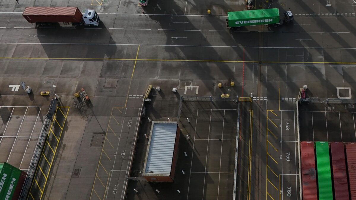 FELIXSTOWE (United Kingdom), 11/03/2026.- An image made with a drone shows trucks carrying containers at the Port of Felixstowe in Felixstowe, Britain, 11 March 2026. According to supply chain analytic firm project44, container shipment diversions have increased by more than 360 percent since the Strait of Hormuz was effectively declared closed amid the ongoing war between the United States, Israel, and Iran. British Prime Minster, Sir Keir Starmer has warned that the longer the conflict goes on, then the outlook will be worse for the long term UK economy. (Reino Unido, Estados Unidos) EFE/EPA/NEIL HALL