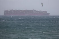 TARIFA (CÁDIZ), 04/02/2026.-Un buque portacontenedores cruza el estrecho de Gibraltar a la altura de Tarifa(Cádiz) este miércoles a pesar del fuerte temporal de levante que azota la zona del Campo de Gibraltar. Más de 3.500 personas han sido desalojadas por ahora de forma preventiva de sus viviendas por las intensas precipitaciones que está dejando en toda Andalucía, salvo en Almería, la borrasca Leonardo, y hay 52 carreteras cortadas, así como un herido en Ubrique (Cádiz) por el derrumbe de una vivienda.-EFE/ A.carrasco Ragel