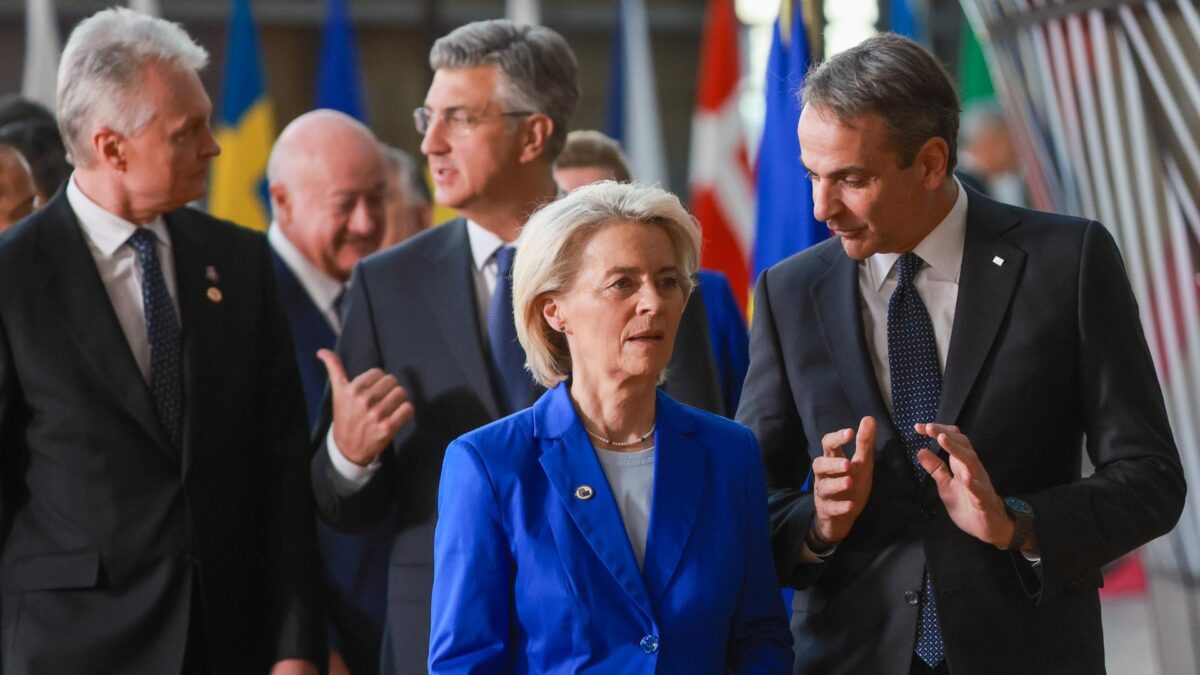 La presidenta de la Comisión Europea, Ursula von der Leyen, y el primer ministro griego, Kyriakos Mitsotakis. EFE/EPA/OLIVIER HOSLET