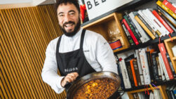 René en Málaga - Sociedad