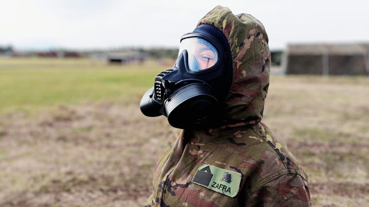La sargento Elena Zafra con la máscara de protección NBQ