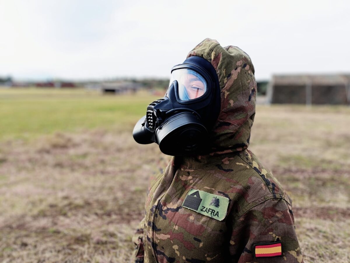 La sargento Elena Zafra con la máscara de protección NBQ