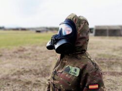 La sargento Elena Zafra con la máscara de protección NBQ