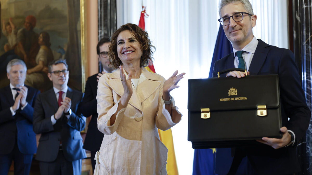 María Jesús Montero aplaude durante el traspaso de cartera a Arcadi España.