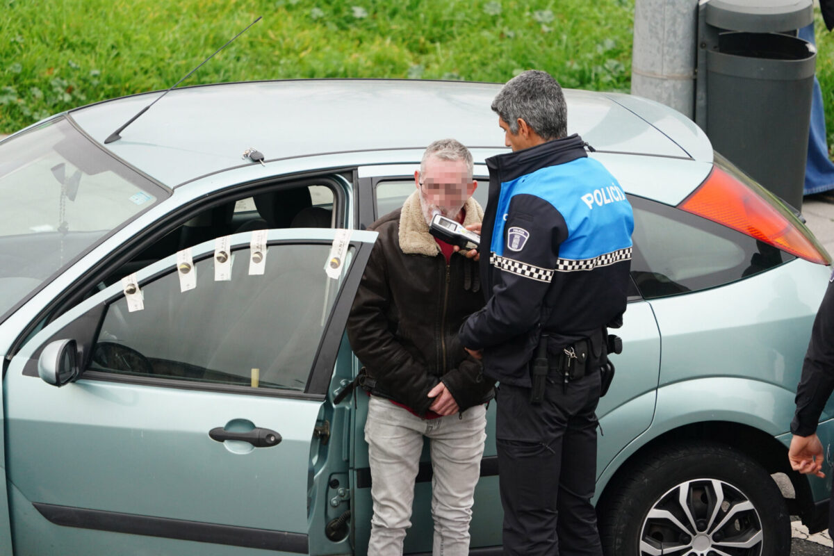 El acompañante de la mujer que ha salido de este vehículo para lanzarse al río Tormes, realiza un control de alcoholemia a 3 de diciembre de 2024, en Salamanca, Castilla y León (España)