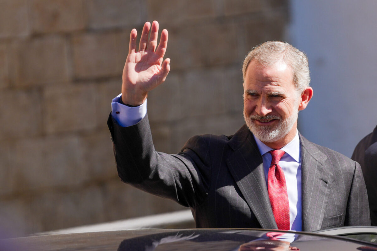 El Rey Felipe VI, saluda a numerosas personas a su llegada a los Baños Árabes durante su visita a Jaén