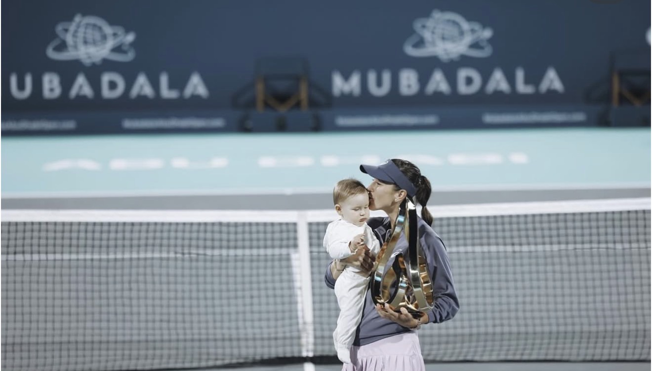 Belinda levantando el trofeo en Abu Dhabi con su pequeña hija septiembre de 2025