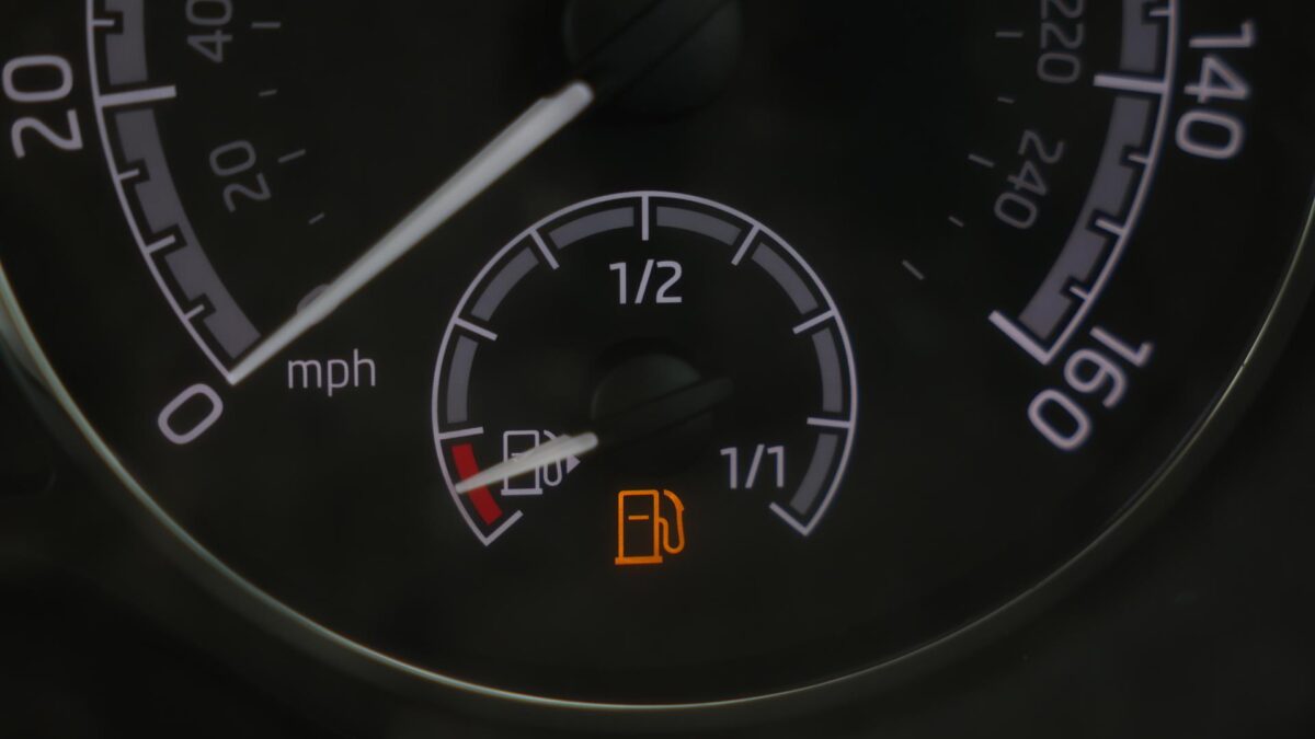 ondon (United Kingdom), 10/03/2026.- A fuel gauge on a car in London, Britain, 10 March 2026. Global oil prices have risen sharply after Iran's response to US and Israeli airstrikes disrupted shipping. UK Chancellor Rachel Reeves has said Britain is likely to be hit by rising inflation because of the US-Iran war. In response to concerns that some petrol stations are exploiting the conflict to unjustifiably raise fuel costs, Chancellor Rachel Reeves has issued a stern warning against 'price gouging' by retailers. (Reino Unido, Londres) EFE/EPA/NEIL HALL