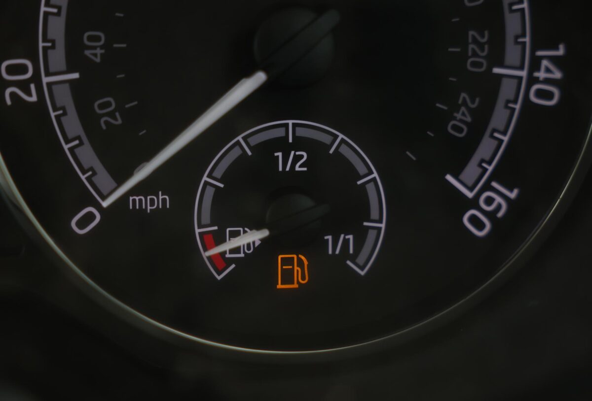 ondon (United Kingdom), 10/03/2026.- A fuel gauge on a car in London, Britain, 10 March 2026. Global oil prices have risen sharply after Iran's response to US and Israeli airstrikes disrupted shipping. UK Chancellor Rachel Reeves has said Britain is likely to be hit by rising inflation because of the US-Iran war. In response to concerns that some petrol stations are exploiting the conflict to unjustifiably raise fuel costs, Chancellor Rachel Reeves has issued a stern warning against 'price gouging' by retailers. (Reino Unido, Londres) EFE/EPA/NEIL HALL
