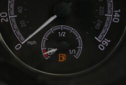 ondon (United Kingdom), 10/03/2026.- A fuel gauge on a car in London, Britain, 10 March 2026. Global oil prices have risen sharply after Iran's response to US and Israeli airstrikes disrupted shipping. UK Chancellor Rachel Reeves has said Britain is likely to be hit by rising inflation because of the US-Iran war. In response to concerns that some petrol stations are exploiting the conflict to unjustifiably raise fuel costs, Chancellor Rachel Reeves has issued a stern warning against 'price gouging' by retailers. (Reino Unido, Londres) EFE/EPA/NEIL HALL