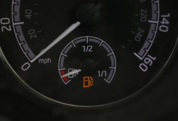 ondon (United Kingdom), 10/03/2026.- A fuel gauge on a car in London, Britain, 10 March 2026. Global oil prices have risen sharply after Iran's response to US and Israeli airstrikes disrupted shipping. UK Chancellor Rachel Reeves has said Britain is likely to be hit by rising inflation because of the US-Iran war. In response to concerns that some petrol stations are exploiting the conflict to unjustifiably raise fuel costs, Chancellor Rachel Reeves has issued a stern warning against 'price gouging' by retailers. (Reino Unido, Londres) EFE/EPA/NEIL HALL