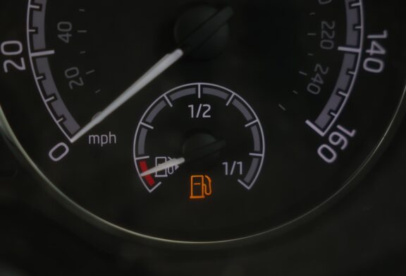 ondon (United Kingdom), 10/03/2026.- A fuel gauge on a car in London, Britain, 10 March 2026. Global oil prices have risen sharply after Iran's response to US and Israeli airstrikes disrupted shipping. UK Chancellor Rachel Reeves has said Britain is likely to be hit by rising inflation because of the US-Iran war. In response to concerns that some petrol stations are exploiting the conflict to unjustifiably raise fuel costs, Chancellor Rachel Reeves has issued a stern warning against 'price gouging' by retailers. (Reino Unido, Londres) EFE/EPA/NEIL HALL