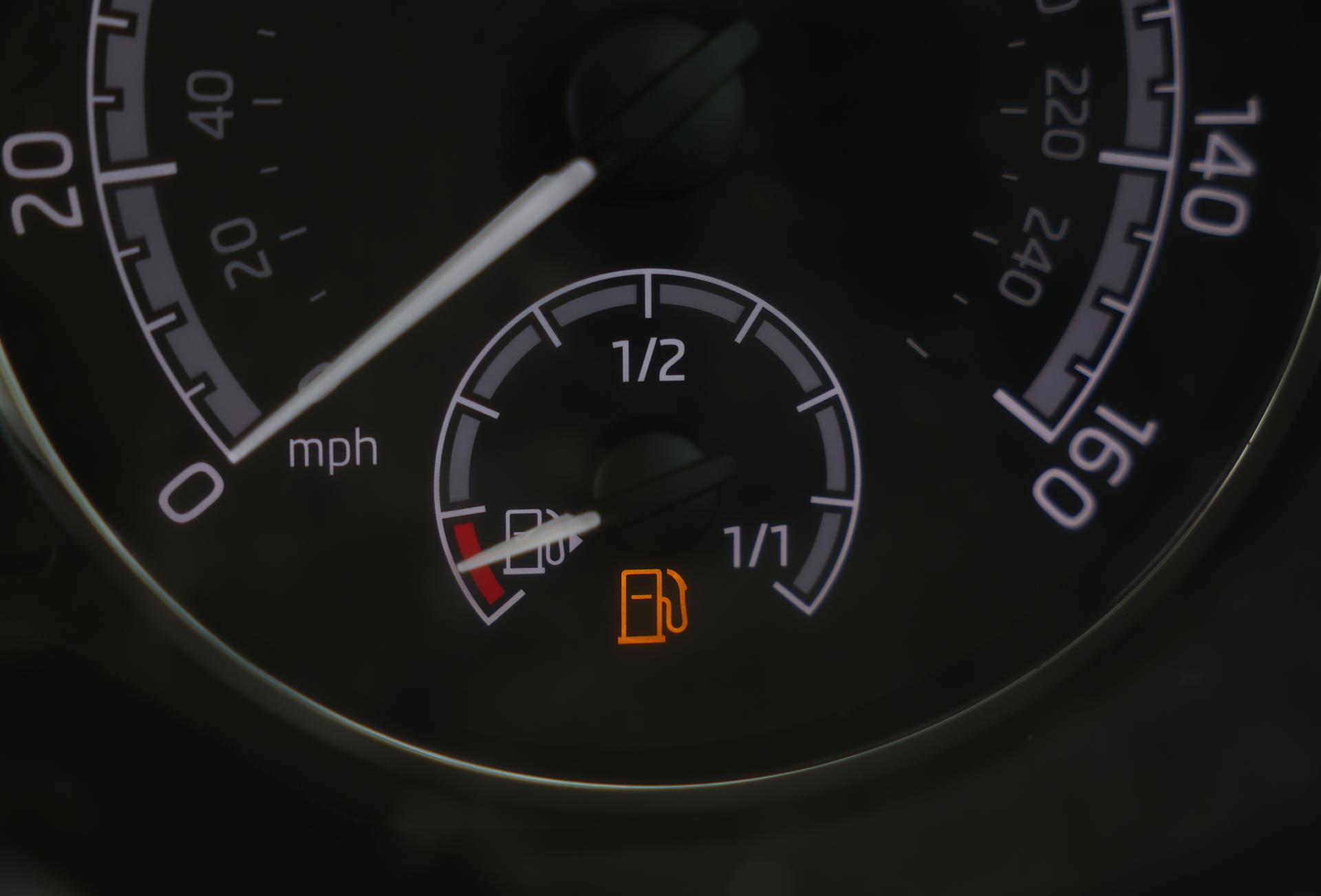 ondon (United Kingdom), 10/03/2026.- A fuel gauge on a car in London, Britain, 10 March 2026. Global oil prices have risen sharply after Iran's response to US and Israeli airstrikes disrupted shipping. UK Chancellor Rachel Reeves has said Britain is likely to be hit by rising inflation because of the US-Iran war. In response to concerns that some petrol stations are exploiting the conflict to unjustifiably raise fuel costs, Chancellor Rachel Reeves has issued a stern warning against 'price gouging' by retailers. (Reino Unido, Londres) EFE/EPA/NEIL HALL