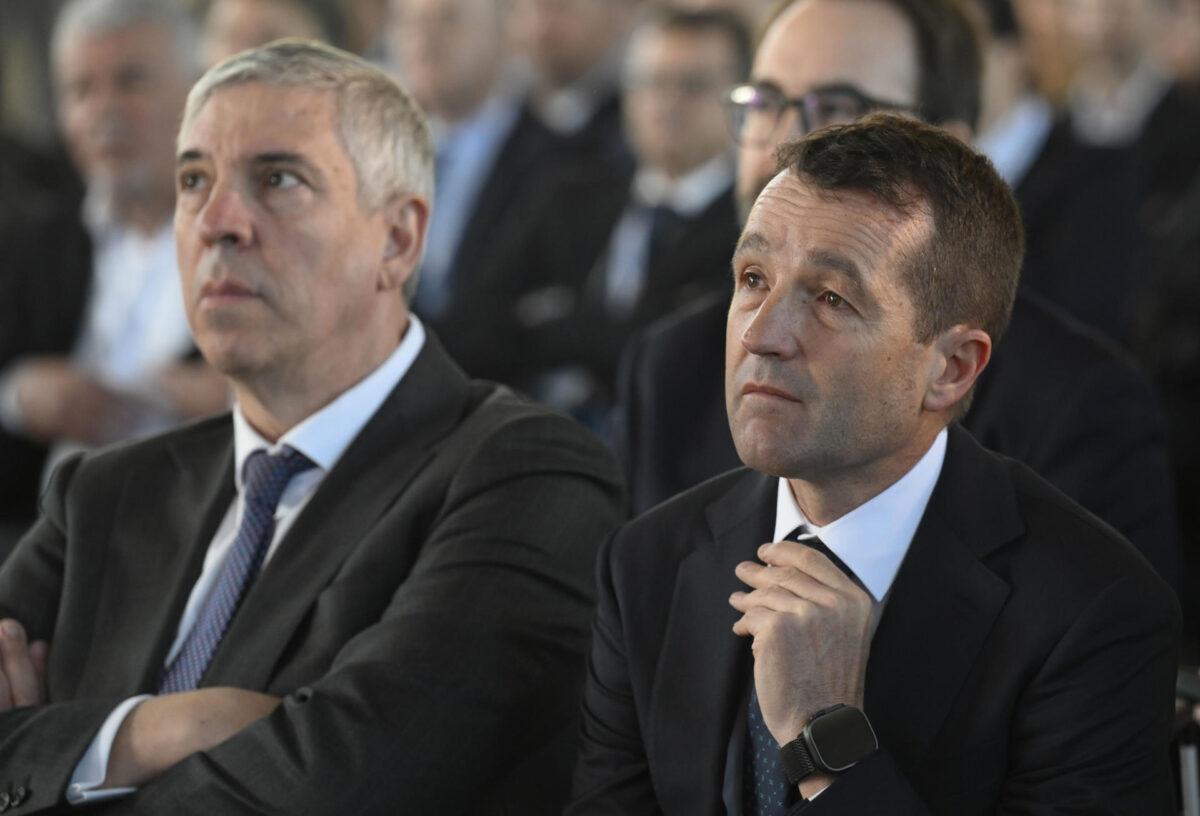 OVIEDO, 17/03/2026.-El presidente ejecutivo de Indra Group, Ángel Escribano Ruiz (d) y el consejero delegado, José Vicente de los Mozos (i), durante el III Encuentro del Ecosistema de la Industria Nacional de Defensa, organizado por Indra en Oviedo, y con el que pretende fortalecer los lazos entre las empresas españolas del sector y optimizar el ciclo de suministro, mantenimiento, reparación y operación de equipos industriales en sus centros productivos. EFE/ Eloy Alonso